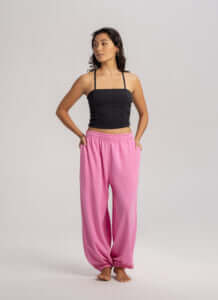 Shirring tank top 9,966円、Diagonal jogger pants 13,722円