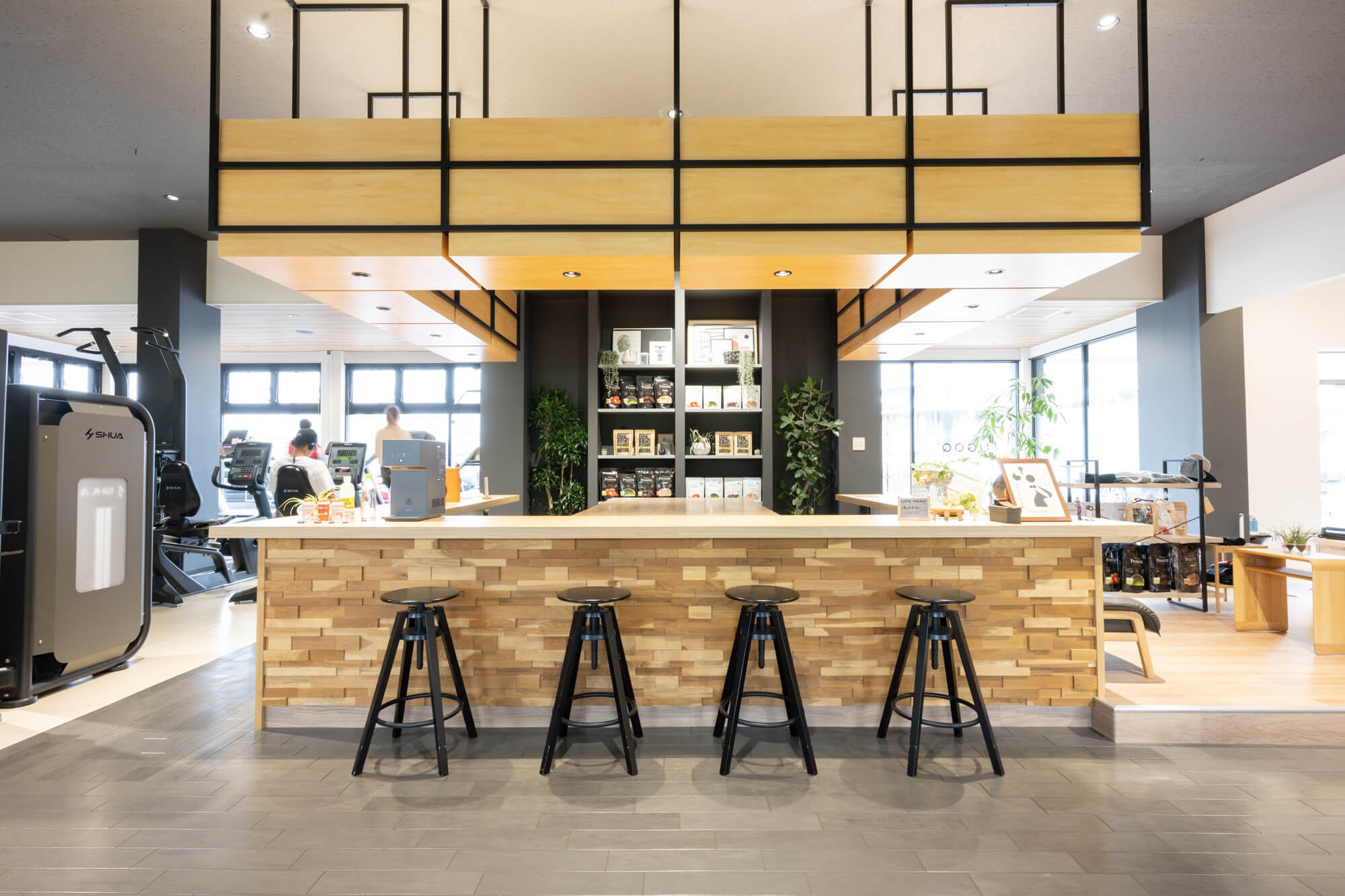UGOQ栗原店内